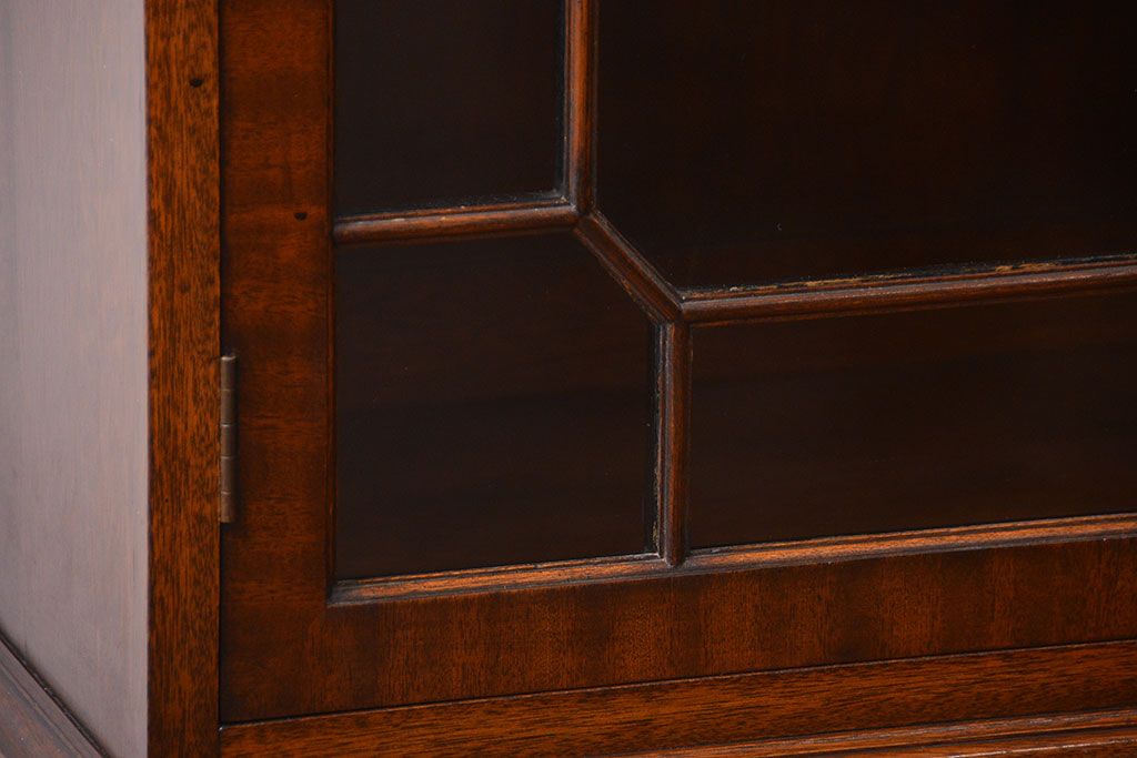 アンティーク家具　イギリスアンティーク ウォールナット材の上質で美しいキャビネット(ブックケース)