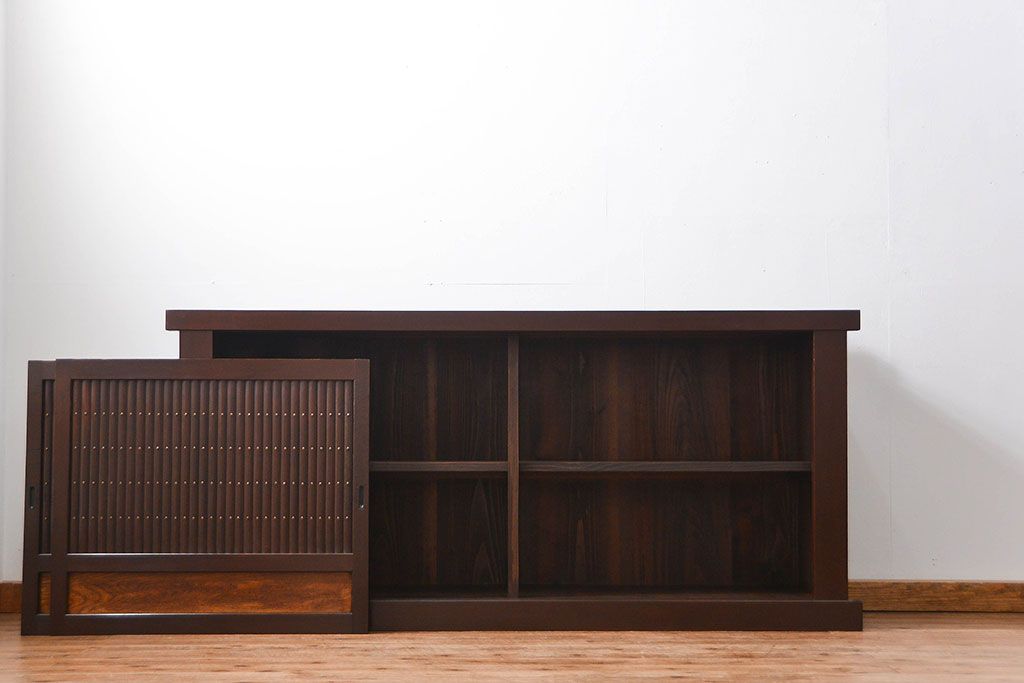 アンティーク家具　アンティーク  丸桟仕上げの上品な水屋箪笥サイドボード(収納棚、下駄箱)