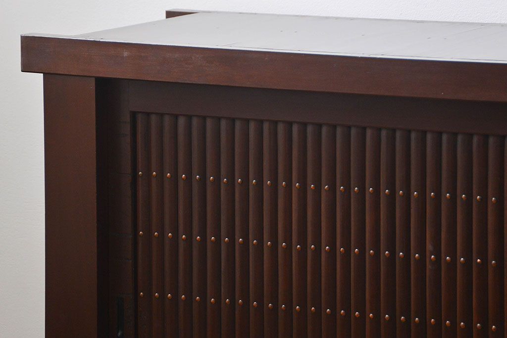 アンティーク家具　アンティーク  丸桟仕上げの上品な水屋箪笥サイドボード(収納棚、下駄箱)