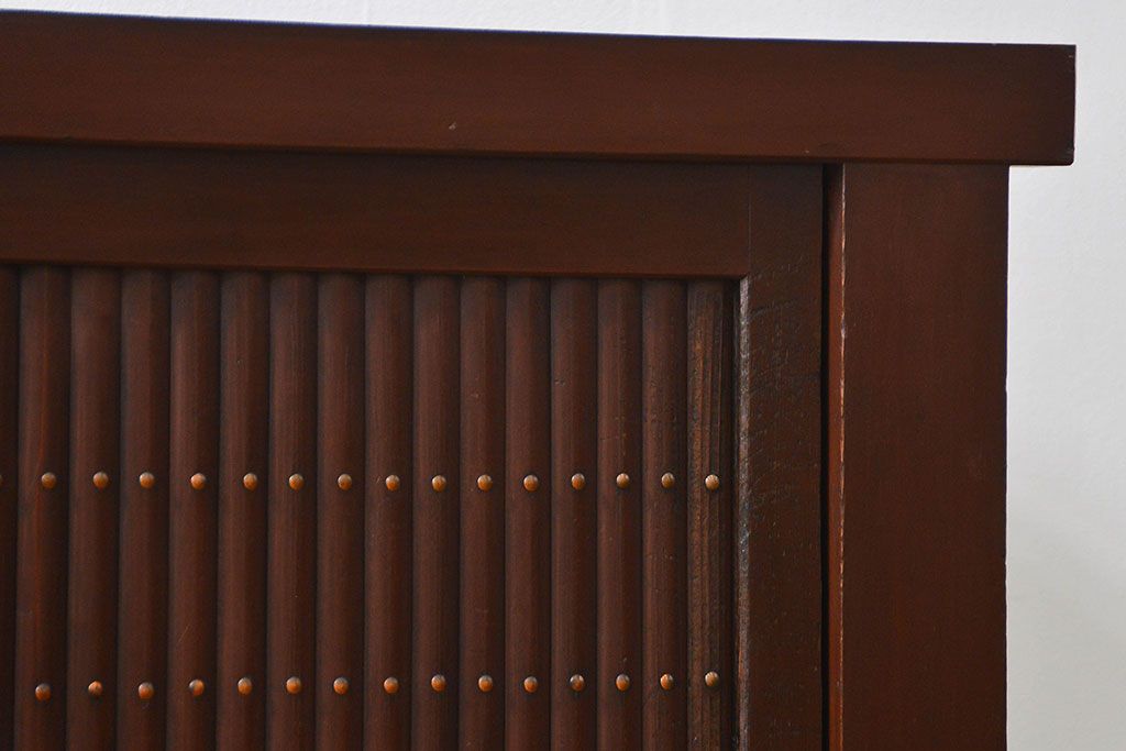 アンティーク家具　アンティーク  丸桟仕上げの上品な水屋箪笥サイドボード(収納棚、下駄箱)