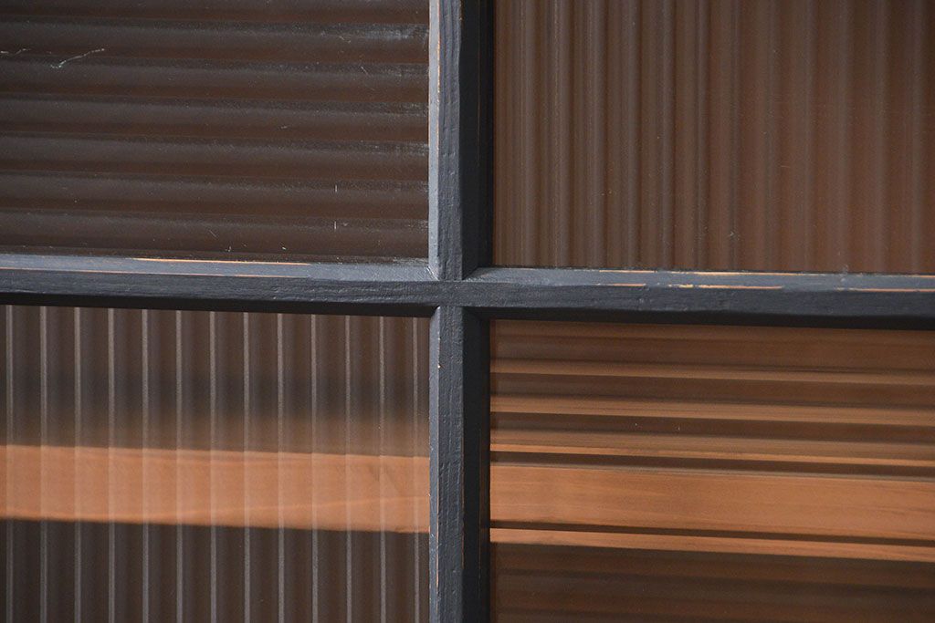 アンティーク家具　アンティークペイント モールガラス二段重ね収納棚(飾り棚、食器棚)