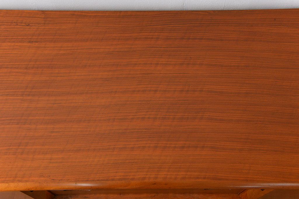 北欧家具 ウォールナット材 杢目の素晴らしい北欧ビンテージリビングボード (サイドボード)