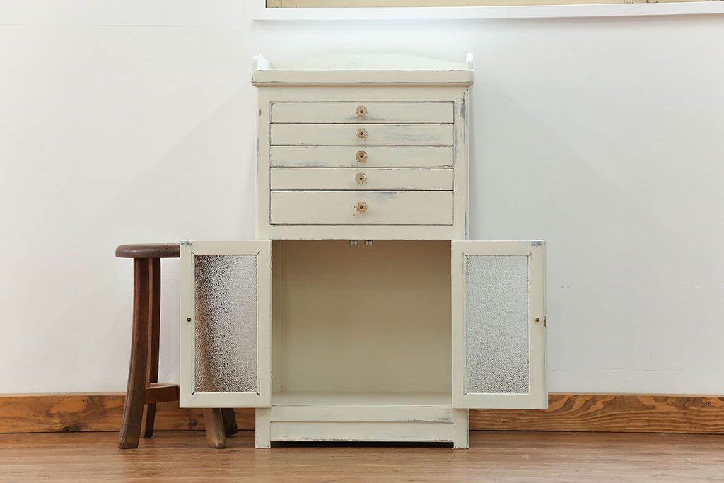 アンティーク家具　アンティークペイント ガラスの取っ手付き ダイヤガラスデンタルキャビネット(1)(収納棚、ケビント)