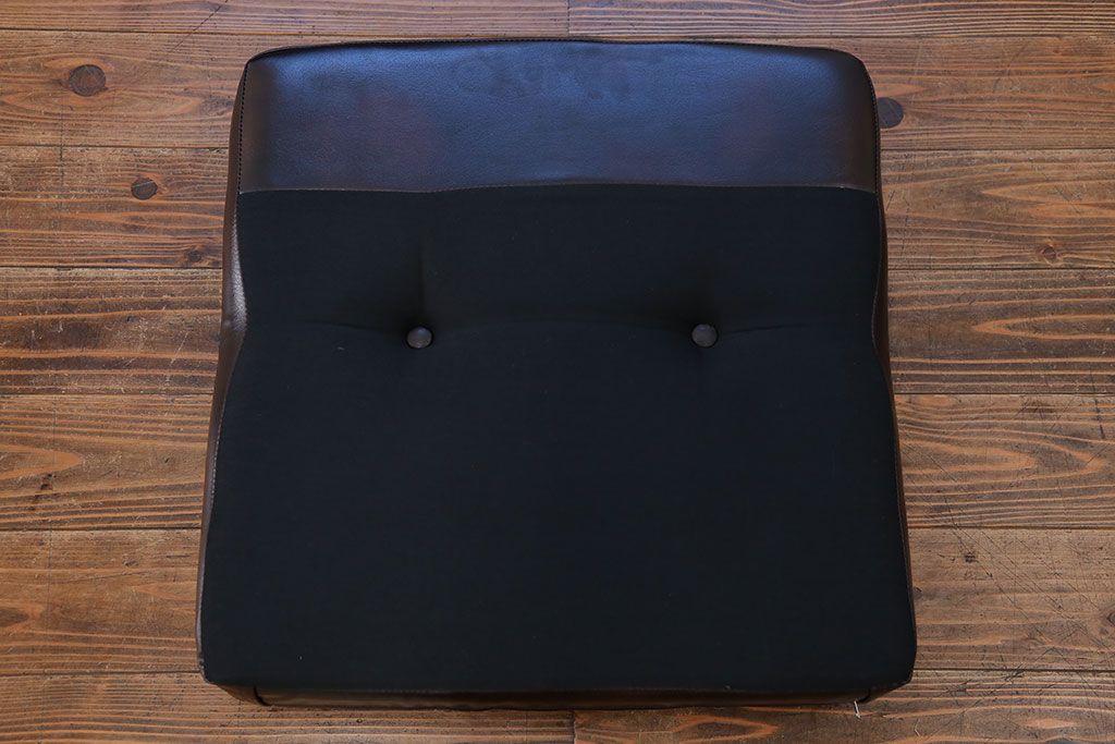 レトロ家具　昭和レトロ 1970年代 合皮製の1人掛けソファ(シングルソファ)(2)