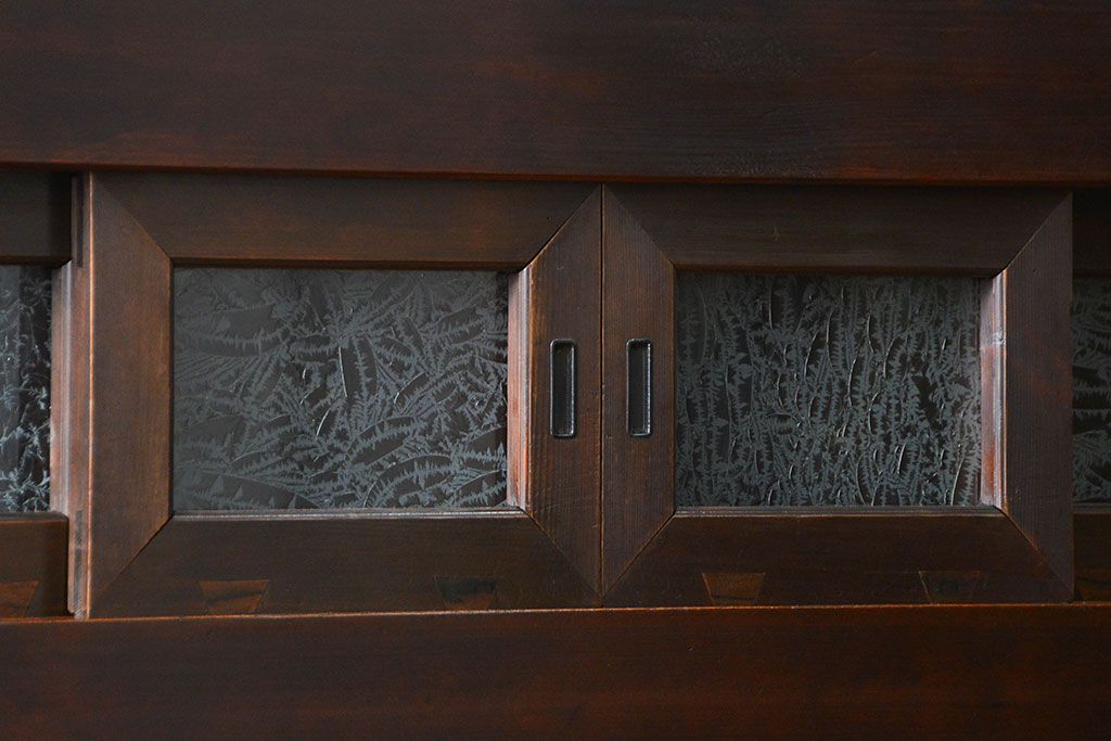 アンティーク家具　アンティーク 結霜ガラス入り!モダンな四尺水屋箪笥(食器棚、茶箪笥)