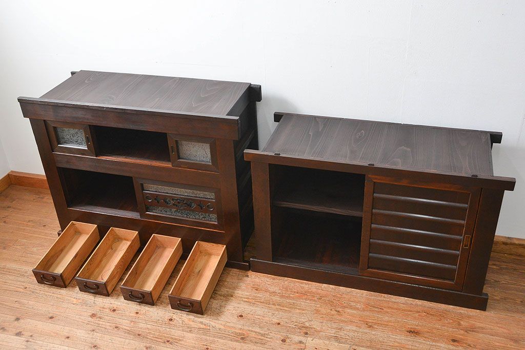 アンティーク家具　アンティーク 結霜ガラス入り!モダンな四尺水屋箪笥(食器棚、茶箪笥)