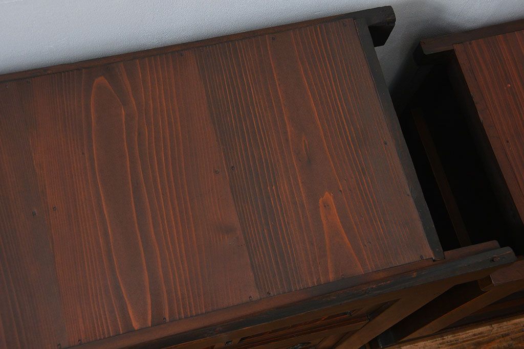 アンティーク家具　古民具・骨董 ダイヤガラス入りの使い込まれた四尺水屋箪笥(食器棚、和風キャビネット)