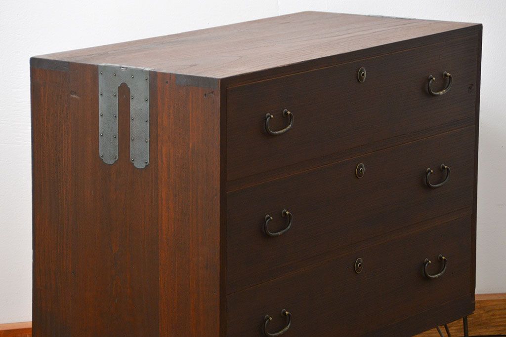 アンティーク家具　アンティーク 上質な造りの桐材鉄脚ローチェスト(2、桐箪笥、桐たんす) (ローボード、桐箪笥、桐たんす)