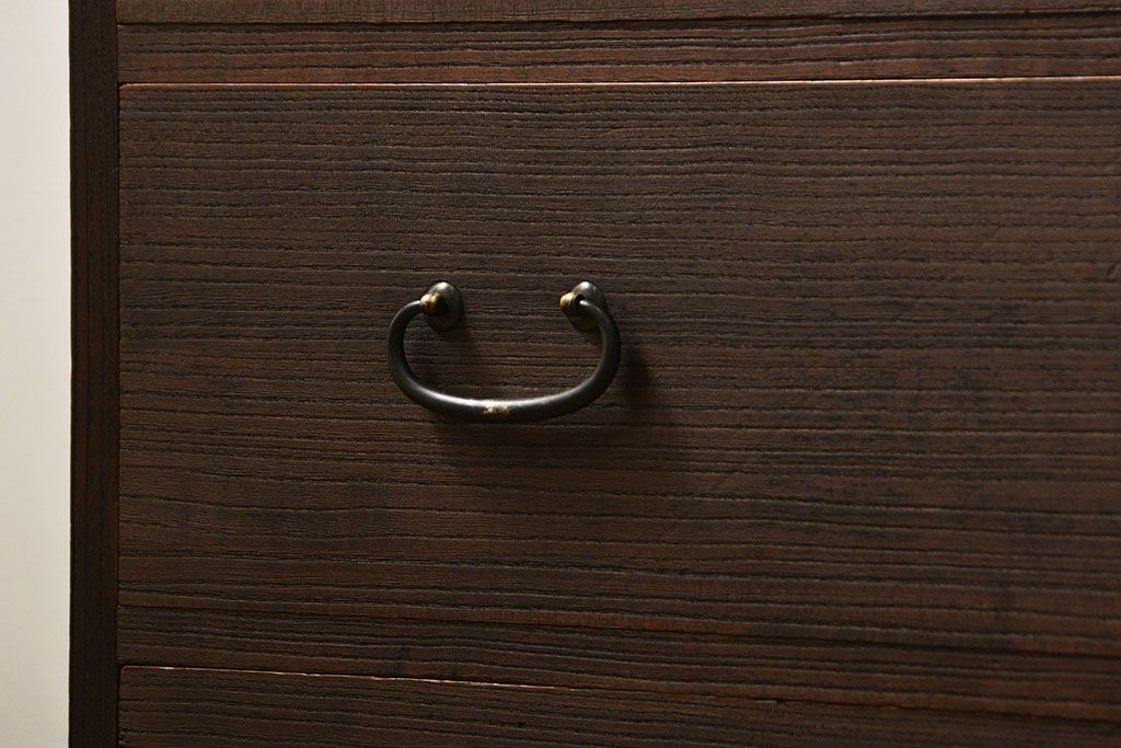 アンティーク家具　アンティーク 上質な造りの桐材鉄脚ローチェスト(2、桐箪笥、桐たんす) (ローボード、桐箪笥、桐たんす)