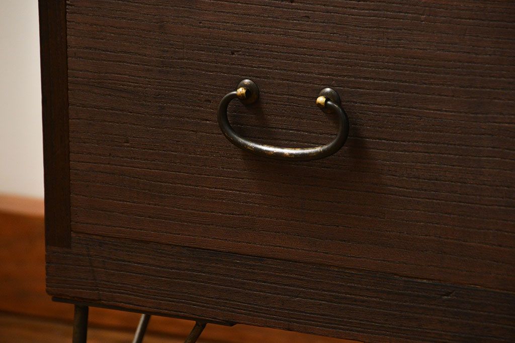 アンティーク家具　アンティーク 上質な造りの桐材鉄脚ローチェスト(2、桐箪笥、桐たんす) (ローボード、桐箪笥、桐たんす)