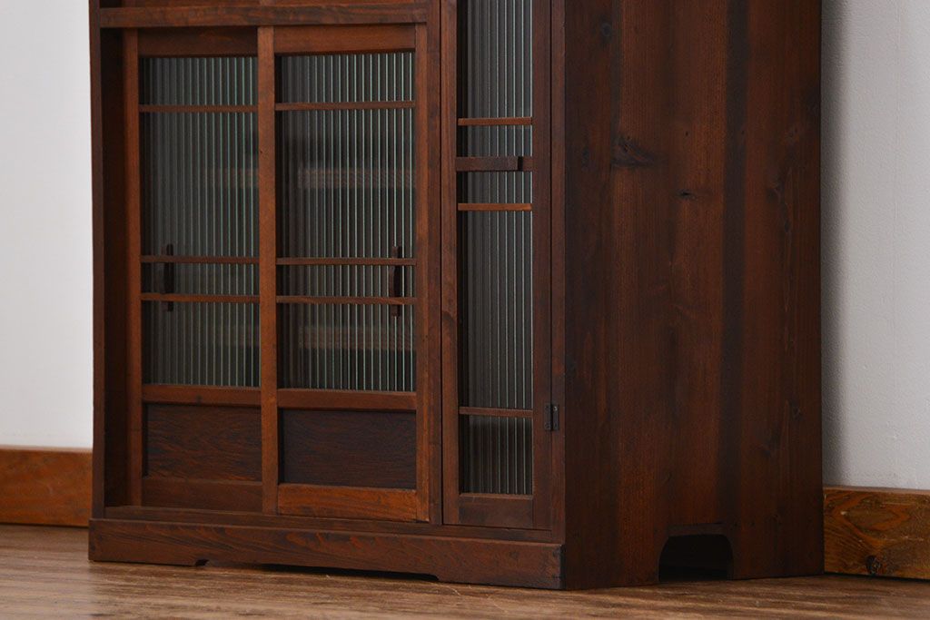 アンティーク家具　古民具・骨董 古い木の上質なモールガラス収納棚(下駄箱、食器棚)