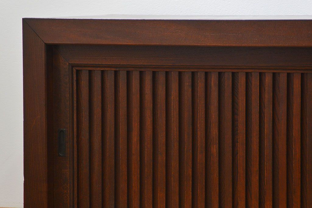 アンティーク家具　アンティーク 前面総欅材 縦桟引き戸の時代箪笥ローボード(水屋箪笥、テレビボード、テレビ台、キャビネット、収納棚)