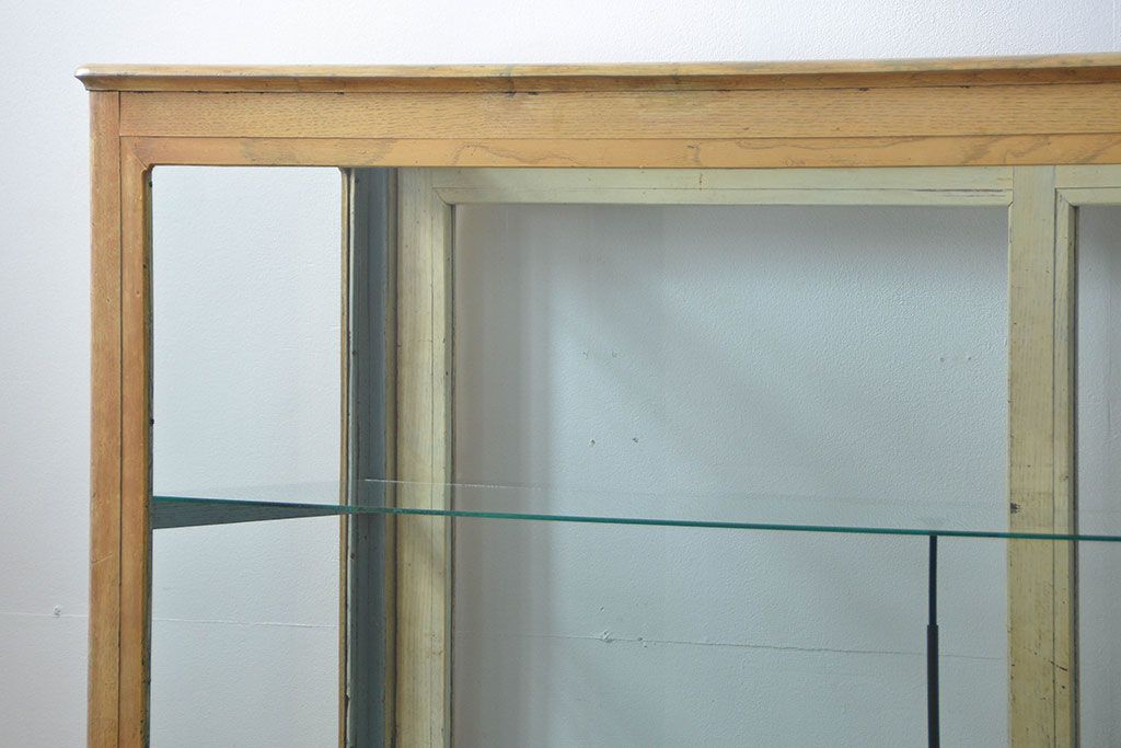 アンティーク家具　アンティーク 味のあるペンキのはげた大きなガラスケース(ショーケース)