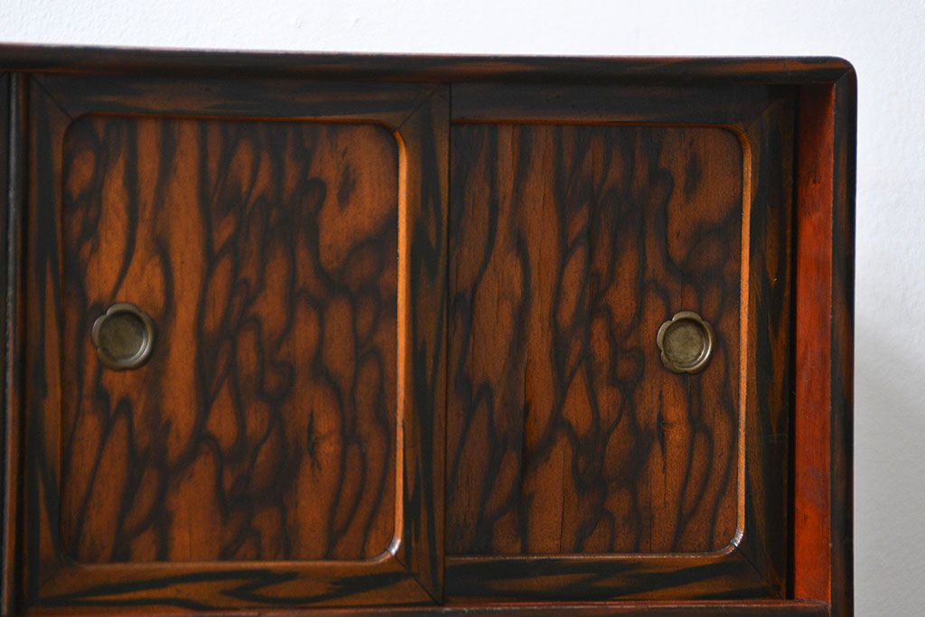 レトロ家具　昭和レトロ 小振りな黒柿杢目茶箪笥(収納棚)