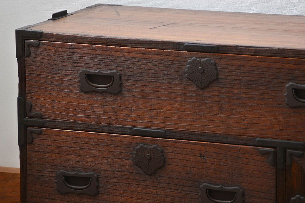 アンティーク家具　古民具・骨董 金具の立派な時代箪笥ローボード(2)(ローチェスト)