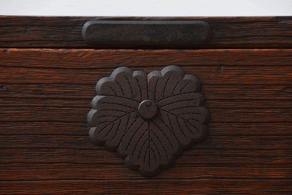 アンティーク家具　古民具・骨董 金具の立派な時代箪笥ローボード(2)(ローチェスト)