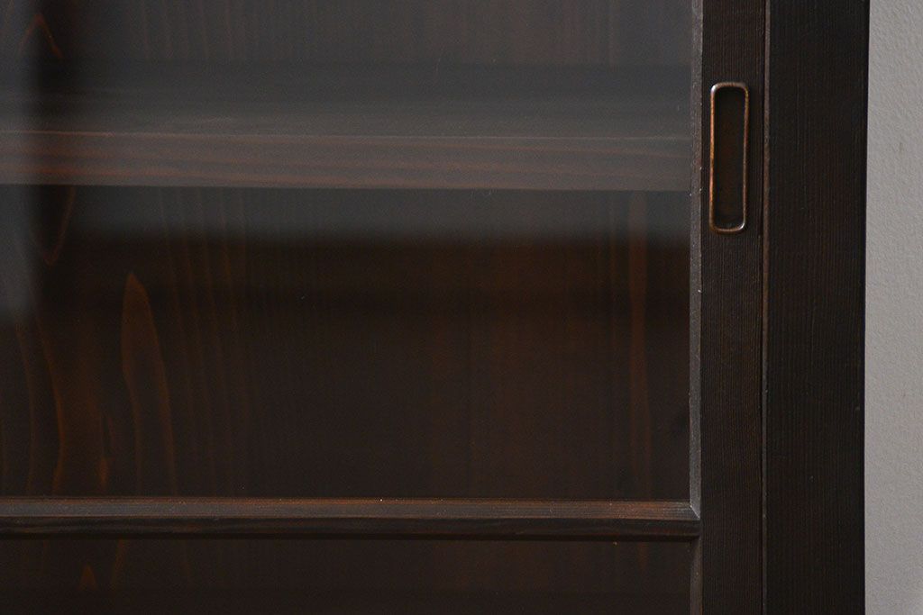 アンティーク家具　アンティーク 簡素な作りの大きな薄型収納棚(ガラスケース、飾り棚)
