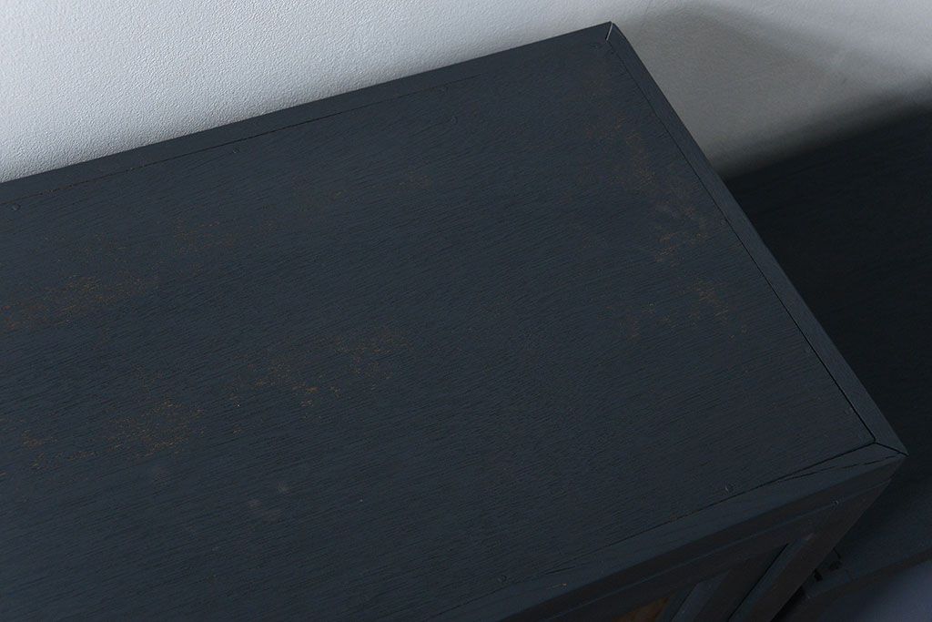 アンティーク家具　アンティーク モールガラスの背の高いペイント2段重ね収納棚(食器棚、飾り棚)