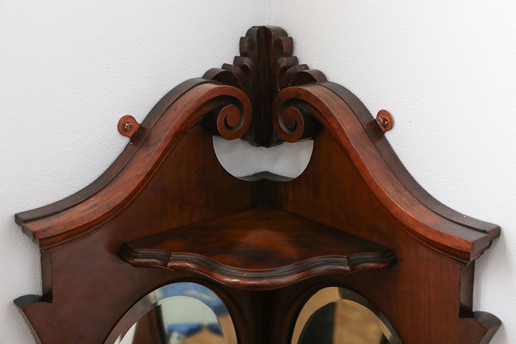 アンティーク雑貨　イギリスヴィンテージ マホガニー材 飾り棚付きの高級コーナーウォールミラー(鏡、ビンテージ)