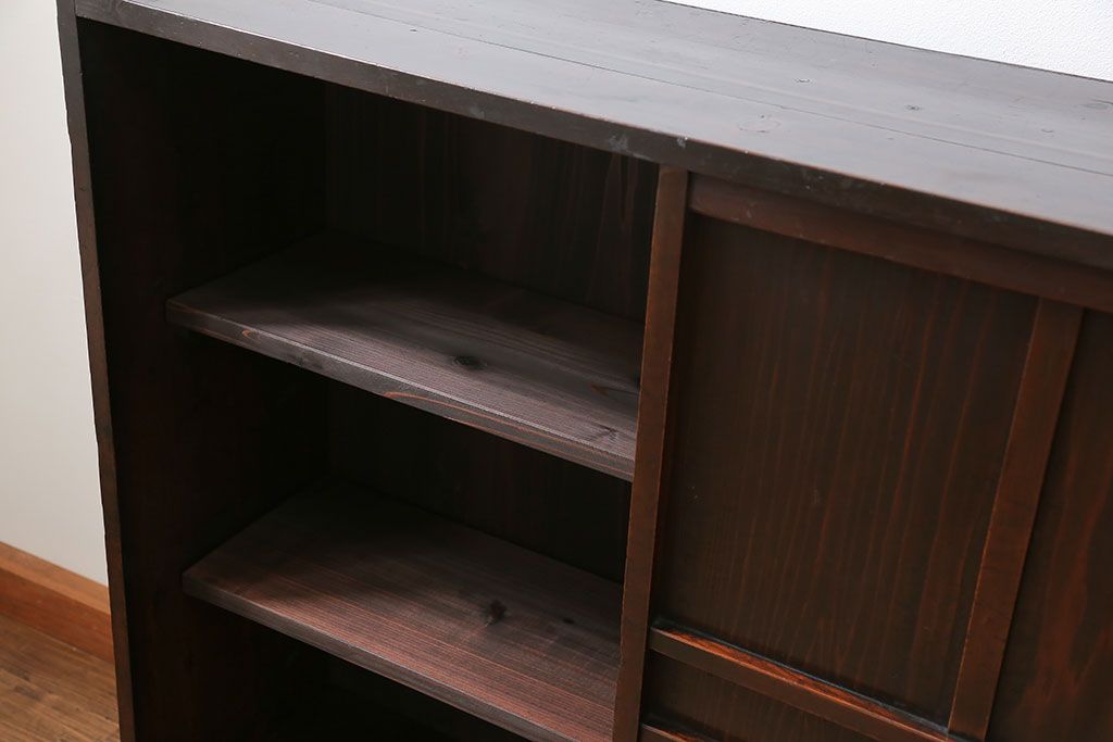 アンティーク家具　古民具・骨董 簡素な作りの脚付き収納棚(本棚)