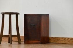 アンティーク家具　古民具・骨董 使い込まれた慳貪(けんどん)扉の収納棚(小引き出し)