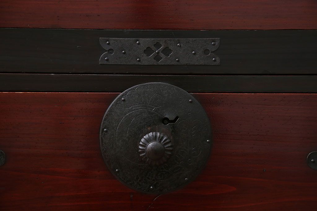 アンティーク家具　古民具・骨董 漆のキレイな二段重ね時代箪笥