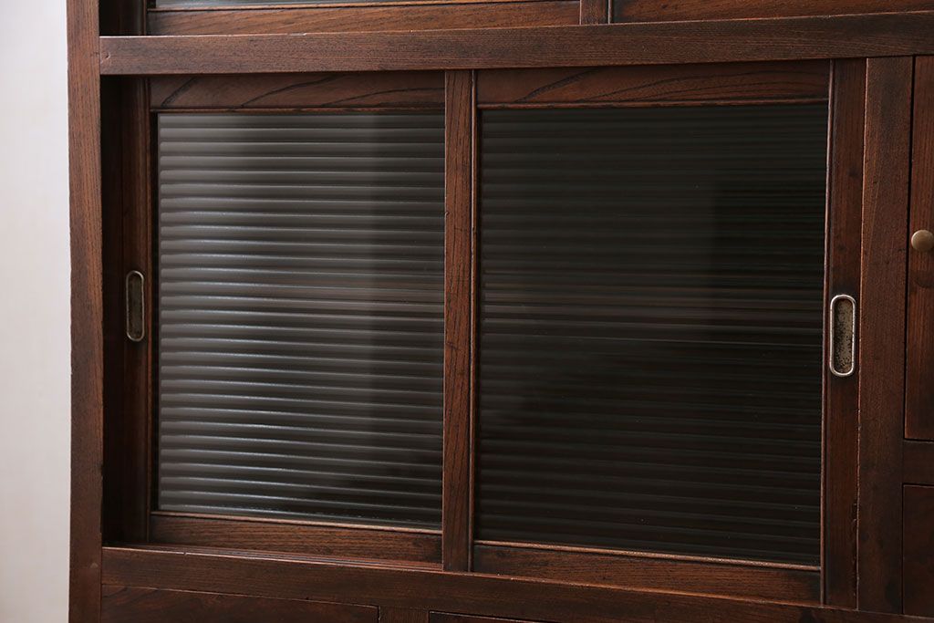 アンティーク家具　アンティーク モールガラス入りの小振りな食器棚(収納棚、茶箪笥)