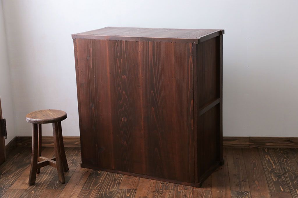 アンティーク家具　アンティーク モールガラス入りの小振りな食器棚(収納棚、茶箪笥)