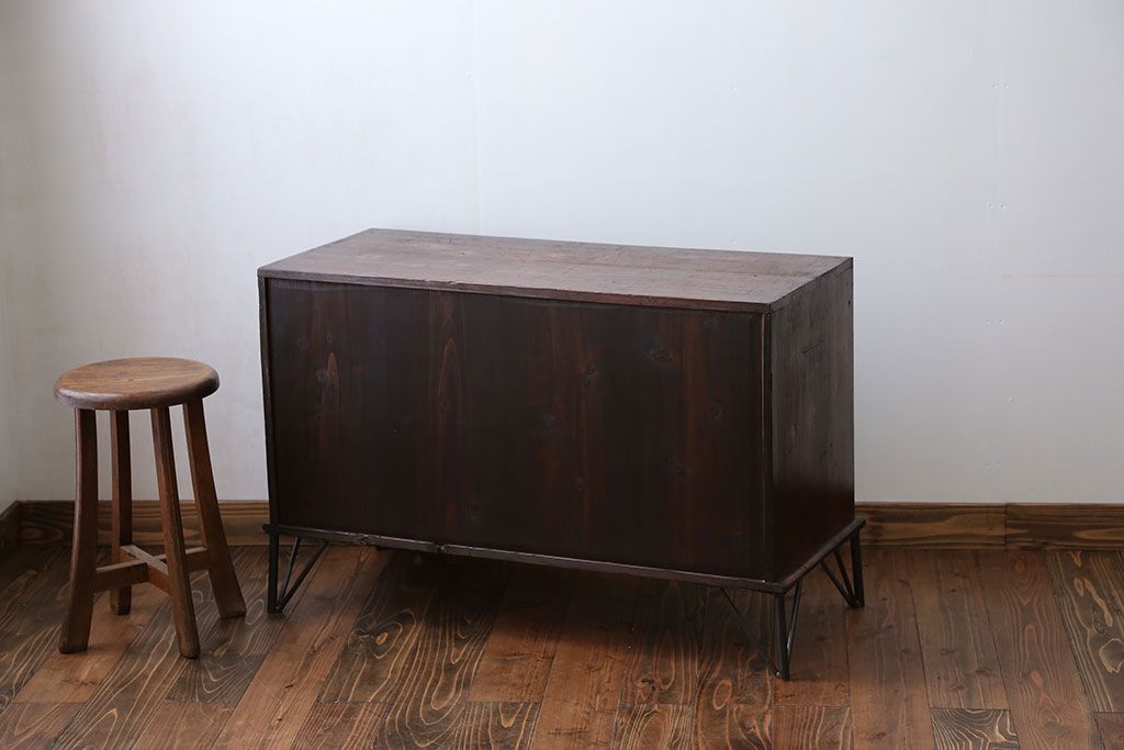アンティーク家具　アンティーク 前面欅材の鉄脚付きローボード(収納棚、テレビボード)