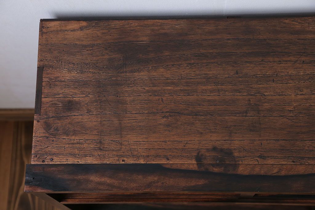 アンティーク家具　アンティーク 前面欅材と黒柿無垢材の小さな茶箪笥(茶棚、飾り棚)