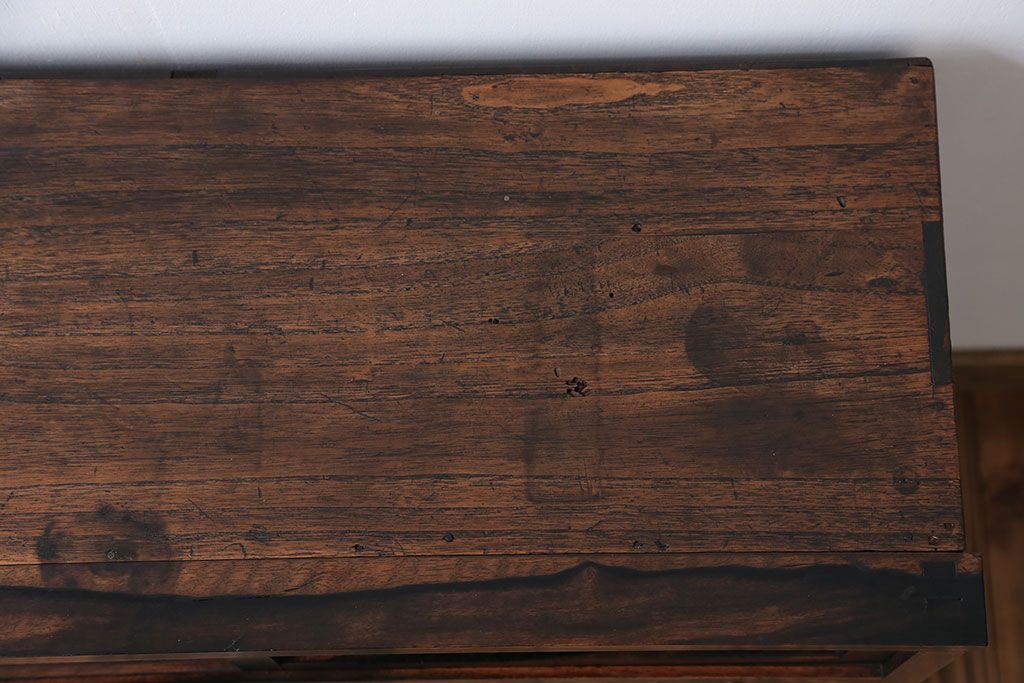 アンティーク家具　アンティーク 前面欅材と黒柿無垢材の小さな茶箪笥(茶棚、飾り棚)