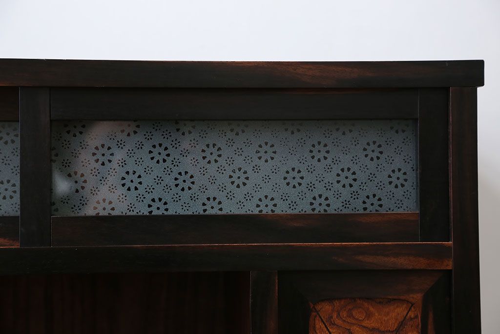 アンティーク家具　アンティーク 前面欅材と黒柿無垢材の小さな茶箪笥(茶棚、飾り棚)