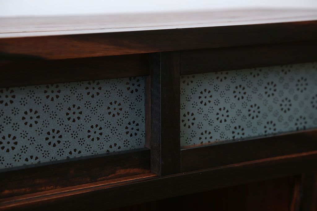 アンティーク家具　アンティーク 前面欅材と黒柿無垢材の小さな茶箪笥(茶棚、飾り棚)