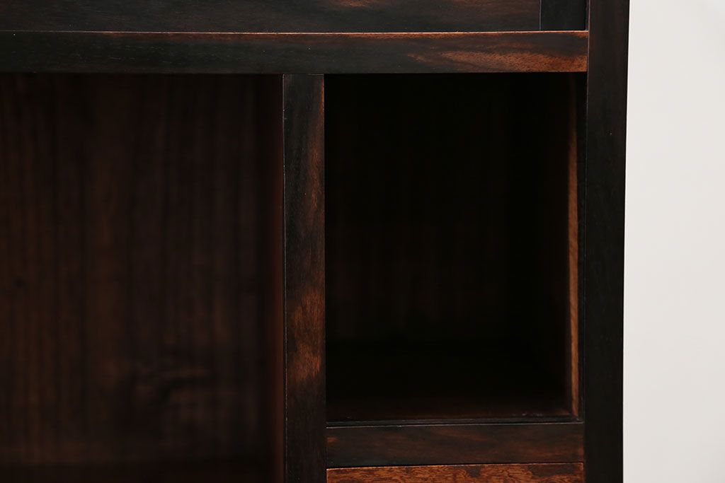 アンティーク家具　アンティーク 前面欅材と黒柿無垢材の小さな茶箪笥(茶棚、飾り棚)
