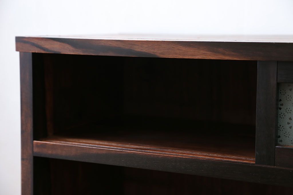 アンティーク家具　アンティーク 前面欅材と黒柿無垢材の小さな茶箪笥(茶棚、飾り棚)