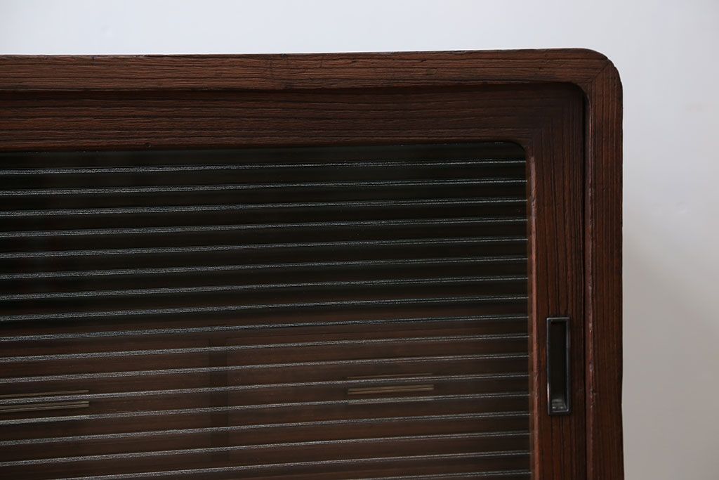 アンティーク家具　アンティーク 鉄脚付きのモールガラスローボード(収納棚)