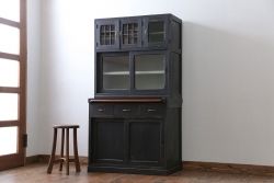 アンティーク家具　アンティークペイント モールガラス入りのシックな食器棚(キッチンキャビネット)