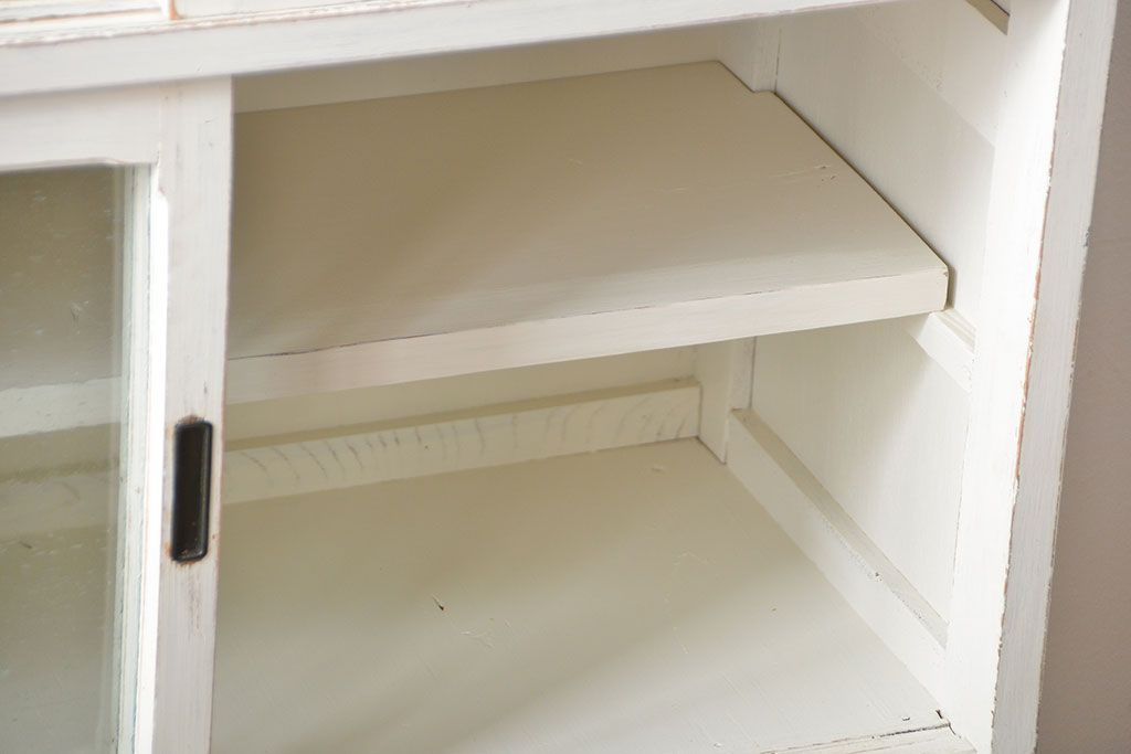 アンティーク家具　アンティークペイント 気泡ガラスの脚付き食器棚(カップボード、収納棚)