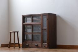 アンティーク家具　アンティーク 結霜ガラス入りの引き出し付き収納棚(食器棚)