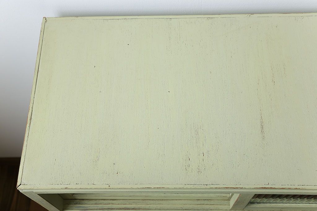 アンティーク家具　アンティークペイント 小振りなモールガラス食器棚(キャビネット)