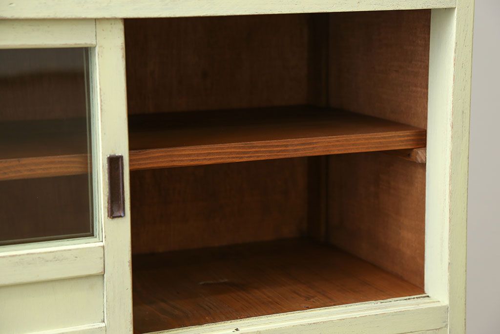アンティーク家具　アンティークペイント 小振りなモールガラス食器棚(キャビネット)