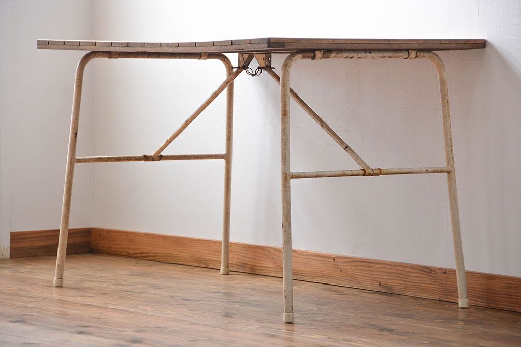 アンティーク家具　イギリスアンティーク　ペンキのはげたかわいい折り畳みガーデンテーブル(机)
