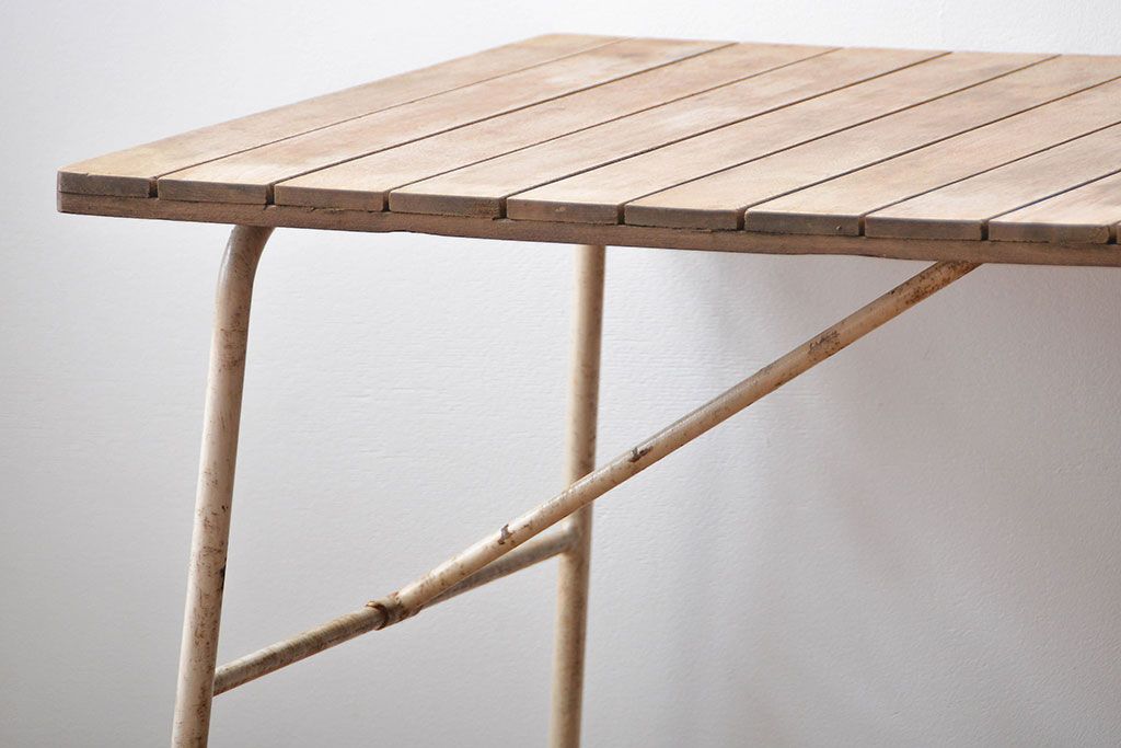 アンティーク家具　イギリスアンティーク　ペンキのはげたかわいい折り畳みガーデンテーブル(机)