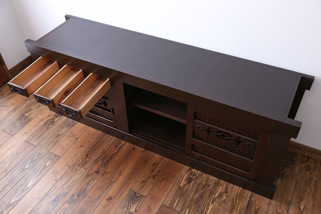 アンティーク家具　深い色味が味のある、檜材と杉材の水屋箪笥ローボード(テレビ台、キャビネット、収納棚)