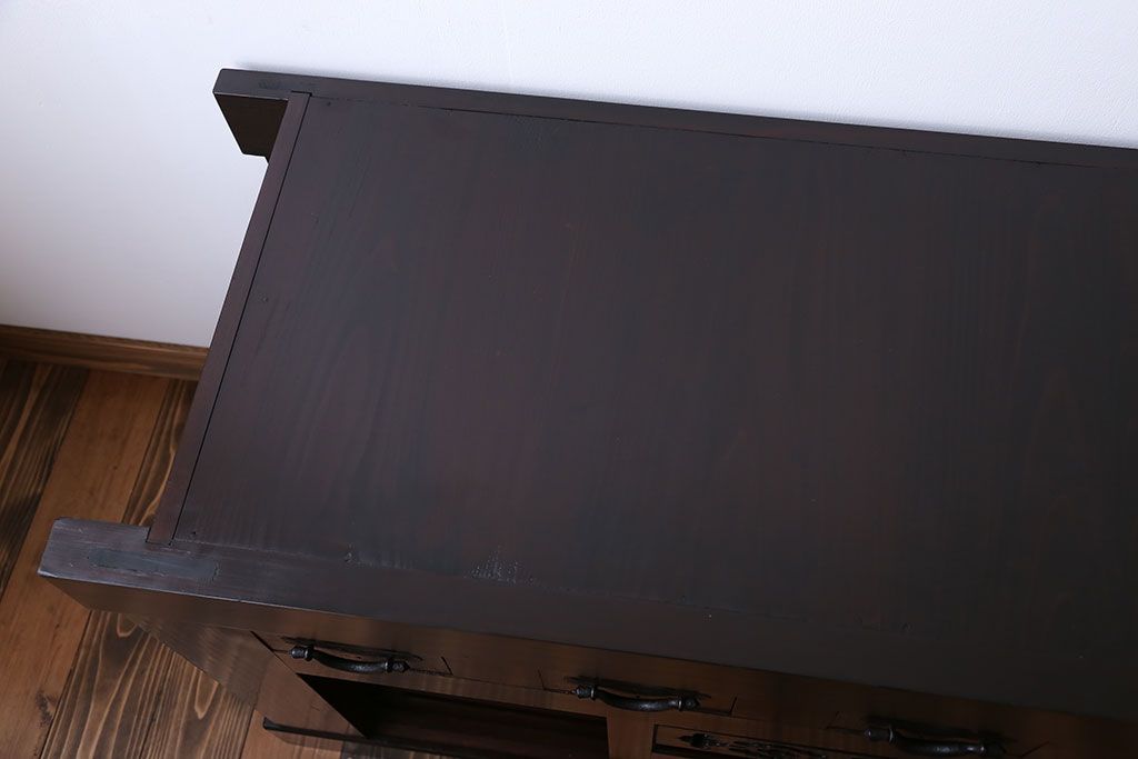 アンティーク家具　深い色味が味のある、檜材と杉材の水屋箪笥ローボード(テレビ台、キャビネット、収納棚)