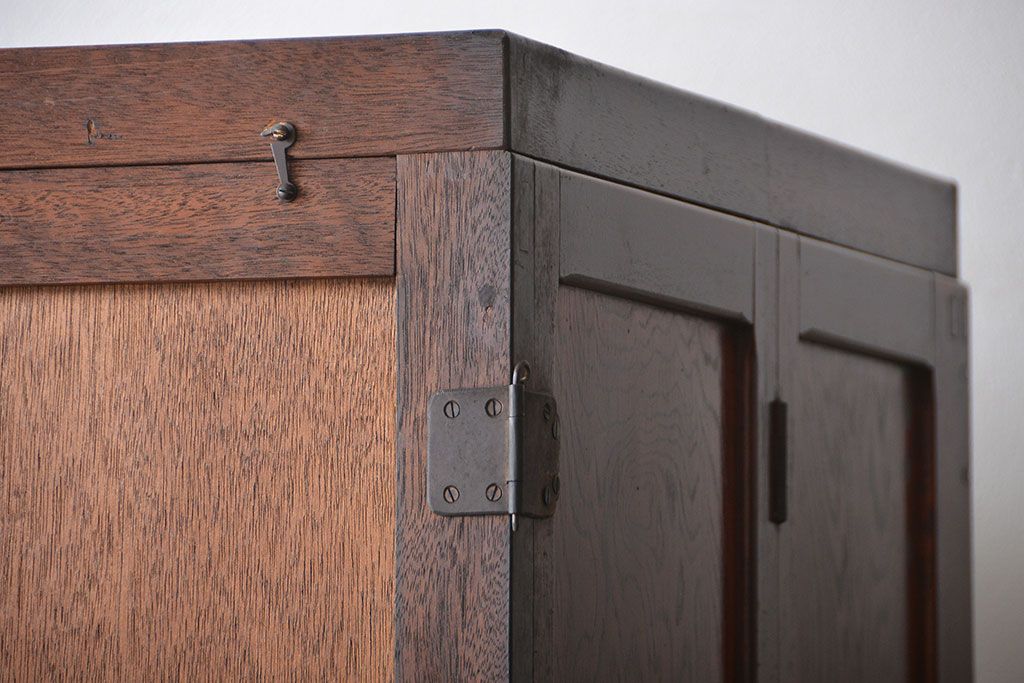 アンティーク家具　アンティーク 前面欅材!漆塗りのワードローブ(洋服タンス)