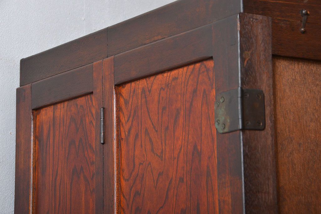 アンティーク家具　アンティーク 前面欅材!漆塗りのワードローブ(洋服タンス)