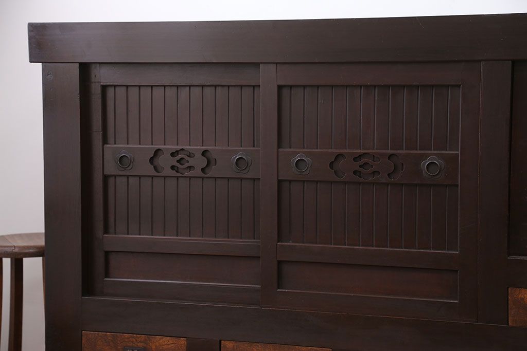 アンティーク家具　古民具・骨董 脚付き水屋箪笥ローボード(テレビ台、キャビネット、収納棚)