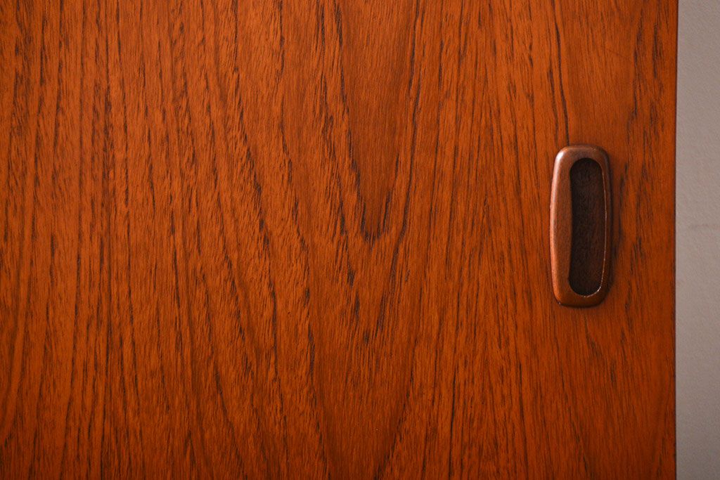 ヴィンテージ家具　北欧ビンテージ　チーク材　リビングボード