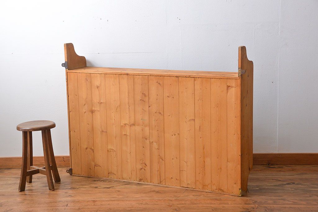 アンティーク家具　イギリスアンティーク　パイン材の壁掛けキャビネット